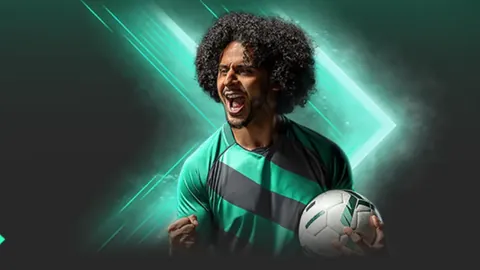 西汉姆联半场以2-0领先伯恩茅斯，威尔逊双响助威，阿雷奥拉巧妙策动，场内气氛热烈！