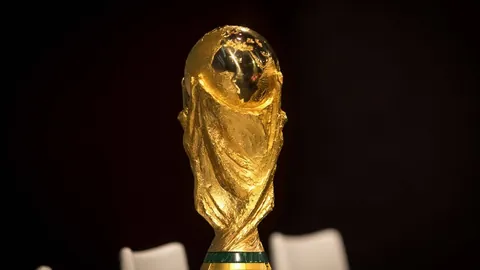 内马尔巧妙绕过对手，对手失误狼狈倒地